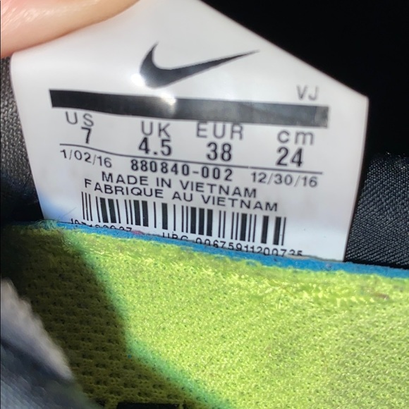 women Nike tennis shoes - Picture 6 of 6